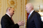 Президент России Владимир Путин и президент США Джо Байден во время встречи в рамках российско-американского саммита на вилле Ла-Гранж в Женеве, 16 июня 2021 года
