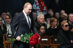 Президент России Владимир Путин во время церемонии прощания с Олегом Табаковым в МХТ имени Чехова, 15 марта 2018 года