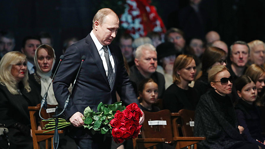 Президент России Владимир Путин во время церемонии прощания с Олегом Табаковым в МХТ имени Чехова, 15 марта 2018 года