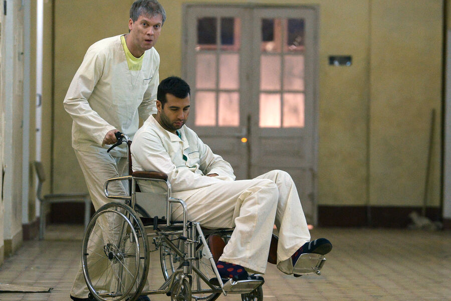Актеры Иван Ургант и Сергей Светлаков во время съемок фильма &laquo;Елки-3&raquo; в&nbsp;больнице имени И.М. Сеченова в&nbsp;Москве, 2013&nbsp;год