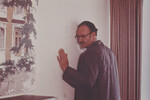 <b>«Разговор» (1974)</b>
<br><br>
Психологический детектив «Разговор» вышел в прокат в 1974 году и удачно совпал с разгоревшимся Уотергейтским скандалом. Фильм рассказывает историю эксперта по прослушивающим устройствам, нарушающего свое главное правило – не совать нос в дела заказчиков – и пытающегося предотвратить убийство, которое, как ему кажется, вот-вот произойдет. Картина была номинирована на «Оскар» в категории «Лучший фильм года», но Коппола на церемонии проиграл самому себе, получив статуэтку за вторую часть «Крестного отца».