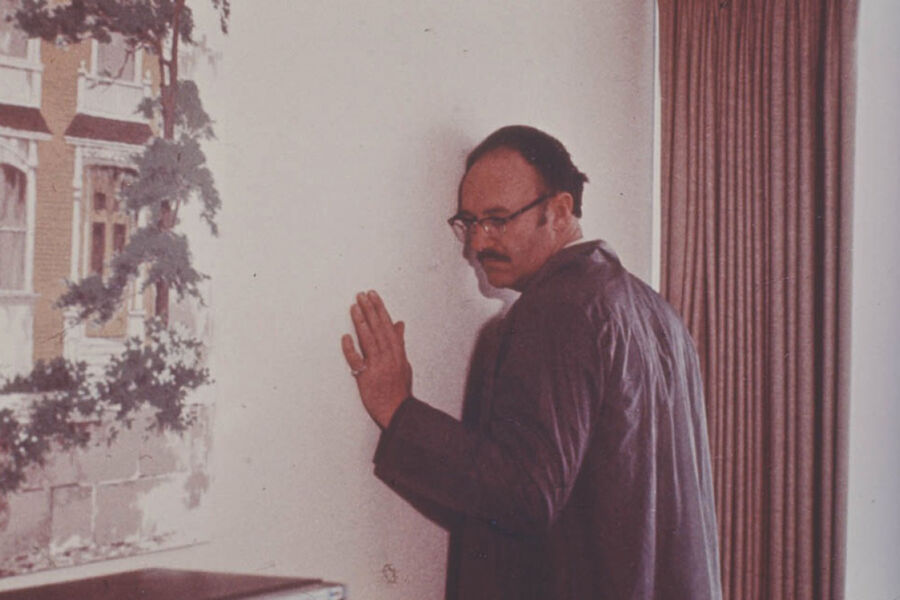 <b>&laquo;Разговор&raquo; (1974)</b>
<br><br>
Психологический детектив &laquo;Разговор&raquo; вышел в&nbsp;прокат в&nbsp;1974 году и удачно совпал с&nbsp;разгоревшимся Уотергейтским скандалом. Фильм рассказывает историю эксперта по&nbsp;прослушивающим устройствам, нарушающего свое главное правило &ndash; не совать нос в&nbsp;дела заказчиков &ndash; и пытающегося предотвратить убийство, которое, как ему кажется, вот-вот произойдет. Картина была номинирована на&nbsp;&laquo;Оскар&raquo; в&nbsp;категории &laquo;Лучший фильм года&raquo;, но Коппола на&nbsp;церемонии проиграл самому себе, получив статуэтку за&nbsp;вторую часть &laquo;Крестного отца&raquo;.