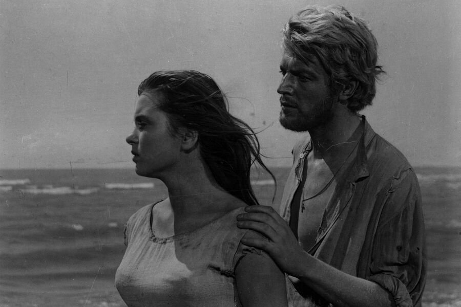 <b>“Сорок первый”, Григорий Чухрай (1956)</b>
<br><br>
На&nbsp;боевом счету Марютки Басовой (Изольда Извицкая), лучшего стрелка отряда красноармейцев, сорок убитых белогвардейцев. Взятый в&nbsp;плен поручик Вадим Говоруха-Отрок (Стриженов) станет ее первой любовью и 41-м в&nbsp;списке убитых ею врагов революции. Картина была показана на&nbsp;Каннском кинофестивале, где получила специальный приз жюри “За оригинальный сценарий, гуманизм и романтику”, французские критики назвали Стриженова “советским Жераром Филипом”, а на&nbsp;конференции Союза кинематографистов СССР его признали лучшим актером года.