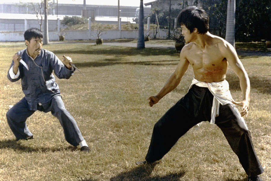 <b>«Большой босс» (1971)</b>
<br><br>
В&nbsp;Голливуде Брюсу Ли доставались лишь второстепенные роли, поэтому он вернулся в&nbsp;Гонконг. Первая же картина с&nbsp;его участием &mdash; «Большой босс» &mdash; имела небывалый успех. На&nbsp;премьере публика кричала, бурно аплодировала, а сборы за&nbsp;три дня превысили 1&nbsp;млн гонконгских долларов.
<br><br>
Картина рассказывает о&nbsp;парне по&nbsp;имени Чжэн, который приезжает из&nbsp;Китая в&nbsp;Таиланд вместе с&nbsp;дядей. Перед&nbsp;отъездом он пообещал маме не драться. Но устроившись на&nbsp;завод по&nbsp;производству льда, он понимает, что это лишь прикрытие для&nbsp;наркоторговцев и вступает в&nbsp;борьбу со злом.
