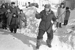 Григорий Чухрай прошел Великую Отечественную войну в составе воздушно-десантных частей на Южном, Сталинградском, Донском, 1-м и 2-м Украинских фронтах. Участвовал в Сталинградской битве, был четырежды ранен, награжден орденами Отечественной войны I и II степени, орденом Красной Звезды, медалями «За оборону Сталинграда», «За взятие Вены», «За победу над Германией в 1941-1945 гг.». Впоследствии воспоминания и мысли о войне он пронес через все свое творчество.
<br><br>«Меня всегда удивляло, что война кончилась, а я остался жив. Почему именно мне такой подарок судьбы? Может быть, для того, чтобы продолжать дело, за которое отдали свои жизни миллионы моих сверстников? Эта мысль не кажется мне пустой. А служение этому делу и составляет цель моей жизни», — писал Чухрай.
<br><br>На фото: момент съемок картины «Жили-были старик со старухой»