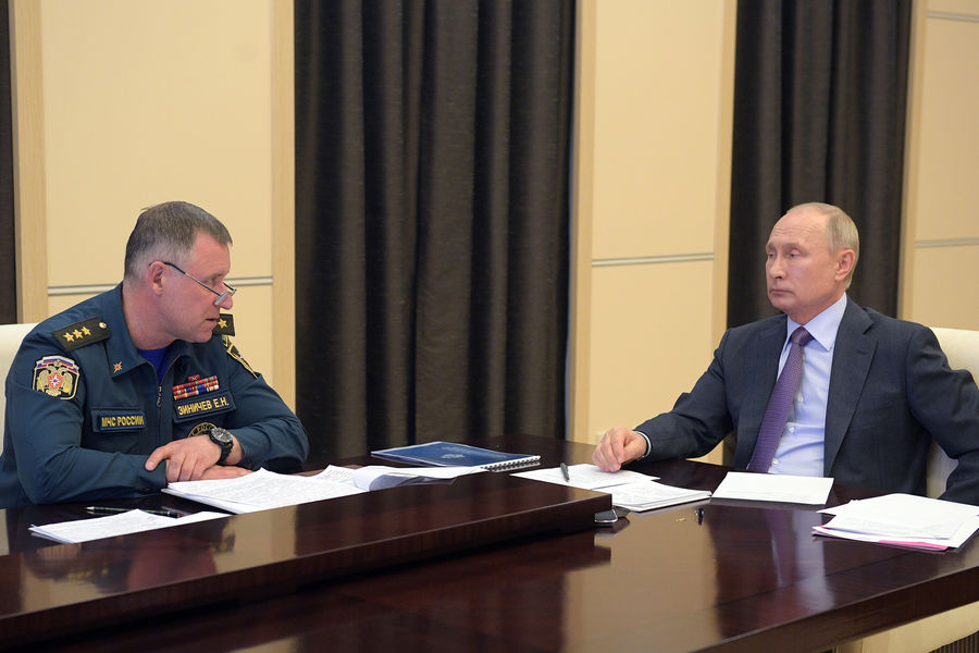 Глава МЧС Евгений Зиничев и президент России Владимир Путин во время совещания в&nbsp;режиме видеоконференции о&nbsp;ситуации с&nbsp;паводками и пожарами в&nbsp;регионах, 2020&nbsp;год