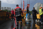 Сотрудники «Гормоста» откачивают воду из затопленного из-за сильного дождя подземного перехода в районе Варшавского шоссе в Москве, 20 июня 2020 года