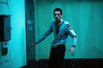 <b>Кадр из фильма «Машинист» (2003)</b>
<br><br>
В триллере «Машинист» Бэйл тоже сыграл человека, постепенно теряющего рассудок. Его герой Тревор Резник, рабочий завода, мучается от бессонницы, по причине которой не спит уже целый год — в результате он отдаляется от коллег, страдает от одиночества и паранойи. Ради этой роли Бэйл сбросил вес с 78 кг до пугающих 49 кг. Это рекордное снижение веса, которого когда-либо добивались актеры ради образа.