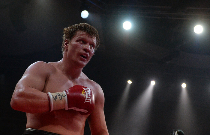 Александр Поветкин ведет бой против Карлоса Такама за&nbsp;титул WBC Silver