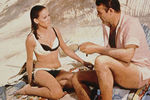 Актеры Клодин Оже и Шон Коннери в фильме «Шаровая молния» (1965)