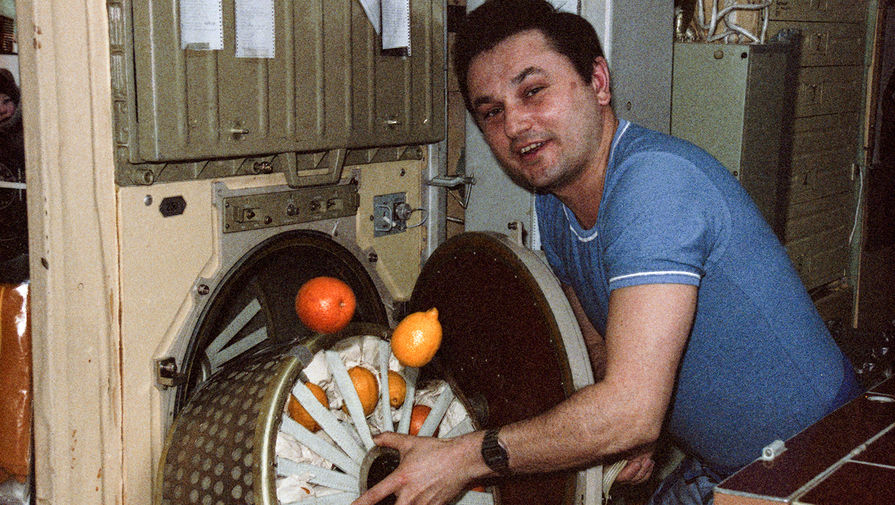 Загрузка продуктов в&nbsp;бортовой холодильник на&nbsp;орбитальной станции &laquo;Мир&raquo;, 1988&nbsp;год