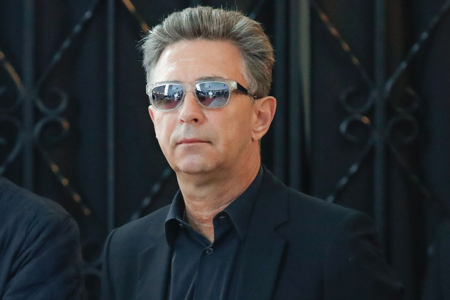 Певец Валерий Сюткин на&nbsp;церемонии прощания с&nbsp;художником-сценографом Борисом Красновым на&nbsp;Троекуровском кладбище в&nbsp;Москве, 9&nbsp;сентября 2021&nbsp;года