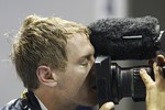 Себастьян Феттель посылает поцелуй своим болельщикам у телеэкранов