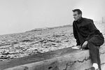Поэт Евгений Евтушенко на набережной в Гаване, 1960 год