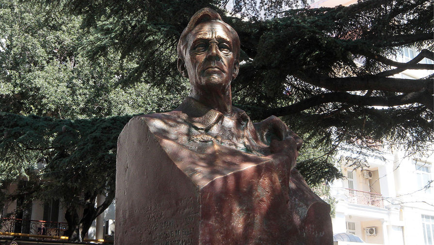 Памятник 32-му президенту США Франклину Делано Рузвельту, принявшему участие в&nbsp;Ялтинской конференции 1945&nbsp;года, на&nbsp;улице Франклина Рузвельта