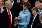 Дональд Трамп произносит клятву во время инаугурации 20 января 2017 года