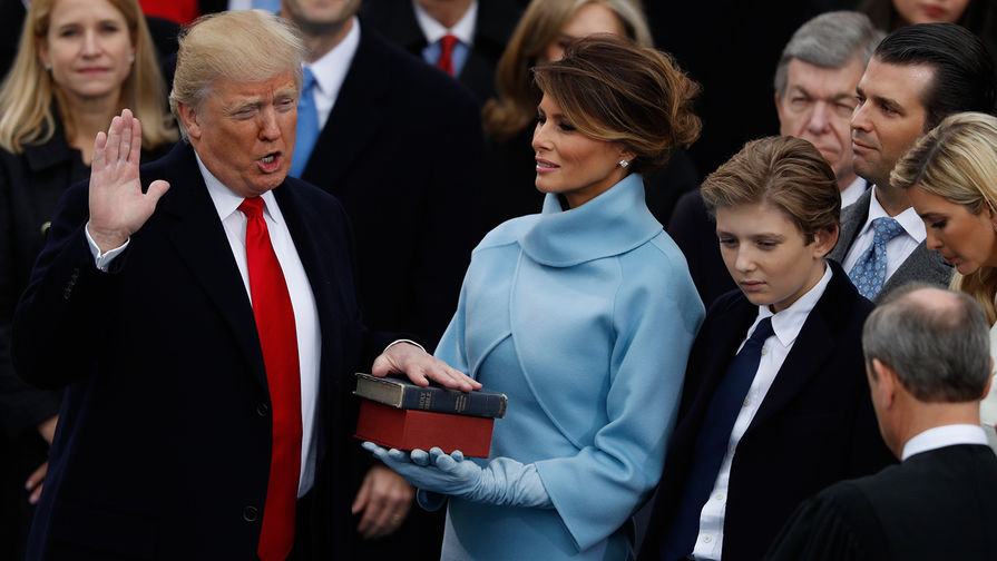 Дональд Трамп произносит клятву во время инаугурации 20 января 2017 года
