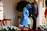 Королева Великобритании Елизавета II и президент США Дональд Трамп во время встречи в Виндзорском замке, 13 июля 2018 года