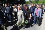 Люди идут на церемонию прощания с главным редактором радиостанции «Говорит Москва» Сергеем Доренко, 17 мая 2019 года