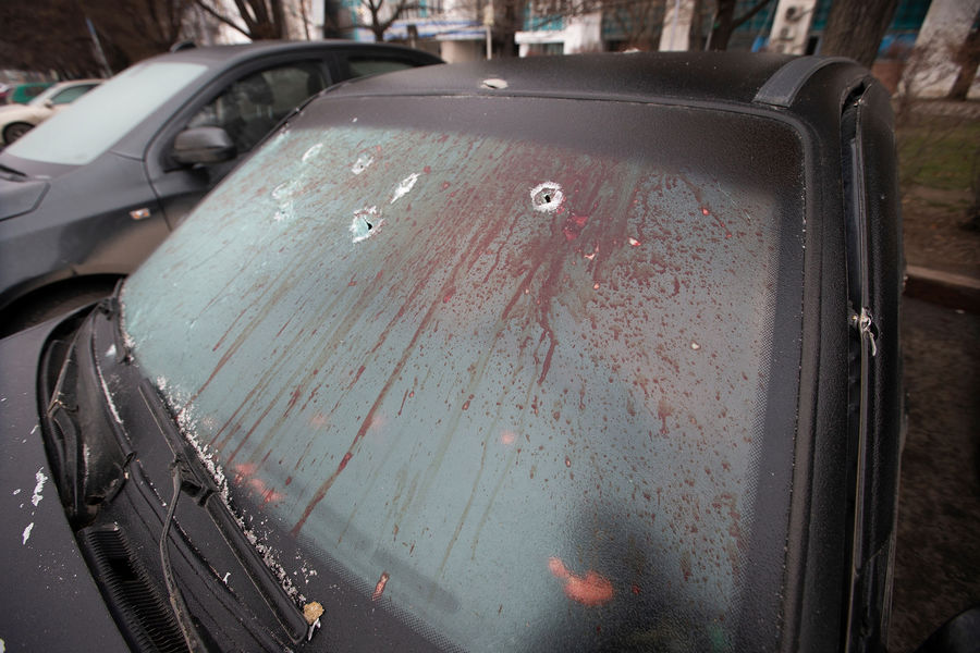 Следы от пуль и кровь на&nbsp;лобовом стекле автомобиля в&nbsp;центре Алма-Аты, 10&nbsp;января 2022&nbsp;года