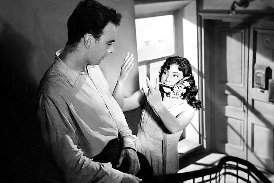 <b>Татьяна Самойлова и Алексей Баталов в&nbsp;фильме «Летят журавли» (1957)</b><br>
Успех ждал картину не только на&nbsp;Каннском фестивале. Фильм вышел в&nbsp;кинотеатрах по&nbsp;всей Франции, и только в&nbsp;этой стране его посмотрело более 5&nbsp;млн человек. В&nbsp;Советском Союзе &ndash; более 28&nbsp;млн. Фильм актуален и сейчас, в&nbsp;опросе телеканала «Мосфильм. Золотая коллекция» он вошел в&nbsp;топ-10 самых главных фильмов о&nbsp;войне по&nbsp;версии зрителей.
