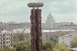 <b>Монумент «Дружба навеки» на Тишинской площади в Москве, 1983</b>
<br><br>
Его открыли в 1983 году к 200-летию подписания Георгиевского трактата между Россией и Грузией. Раньше композиция была парной, а ее вторая часть была установлена в Тбилиси. Памятник представлял собой два кольца, символизирующих историю России и Грузии, связанные огромным металлическим узлом с позолотой. В 1991 году грузинская часть — монумент «Узы дружбы» — был взорван.