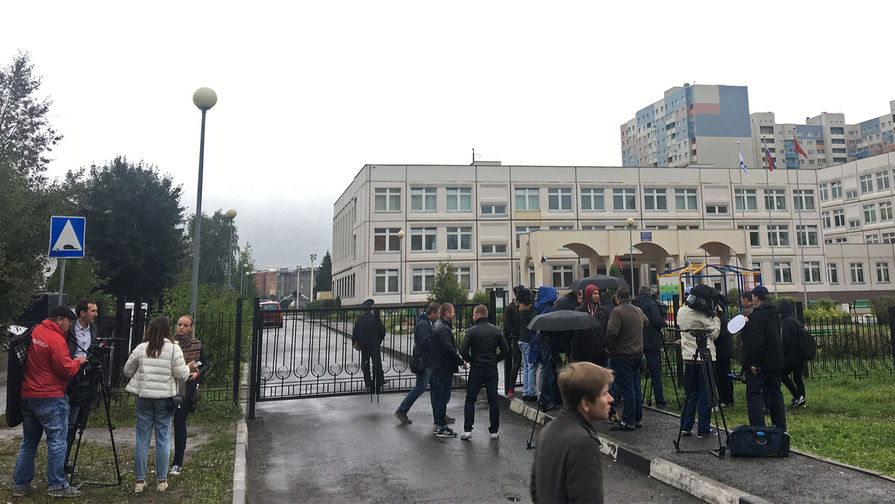 Журналисты около&nbsp;школы в&nbsp;Ивантеевке после инцидента со стрельбой, 5&nbsp;сентября 2017&nbsp;года
