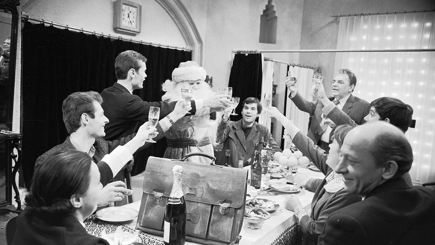 <b>«Зигзаг удачи»</b>: сцену в&nbsp;фотоателье «Современник» (ту самую, где Дед Мороз появляется, а чемодан с&nbsp;деньгами пропадает) снимали в&nbsp;пристройке к&nbsp;букинистическому магазину «Книжная находка», который находился в&nbsp;Третьяковском проезде в&nbsp;Москве. По&nbsp;воспоминаниям Ирины Скобцевой (в фильме &ndash; Лидия Сергеевна), актеры во время съемок часто забегали в&nbsp;лавку за&nbsp;редкими книгами. Здание давно снесли, на&nbsp;его месте сейчас бизнес-центр.