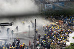 Применение слезоточивого газа во время протестов в Янгоне, 2 марта 2021 года