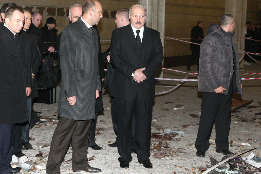 Президент Белоруссии Александр Лукашенко на&nbsp;месте взрыва на&nbsp;станции метро &laquo;Октябрьская&raquo;, 11&nbsp;апреля 2011&nbsp;года
