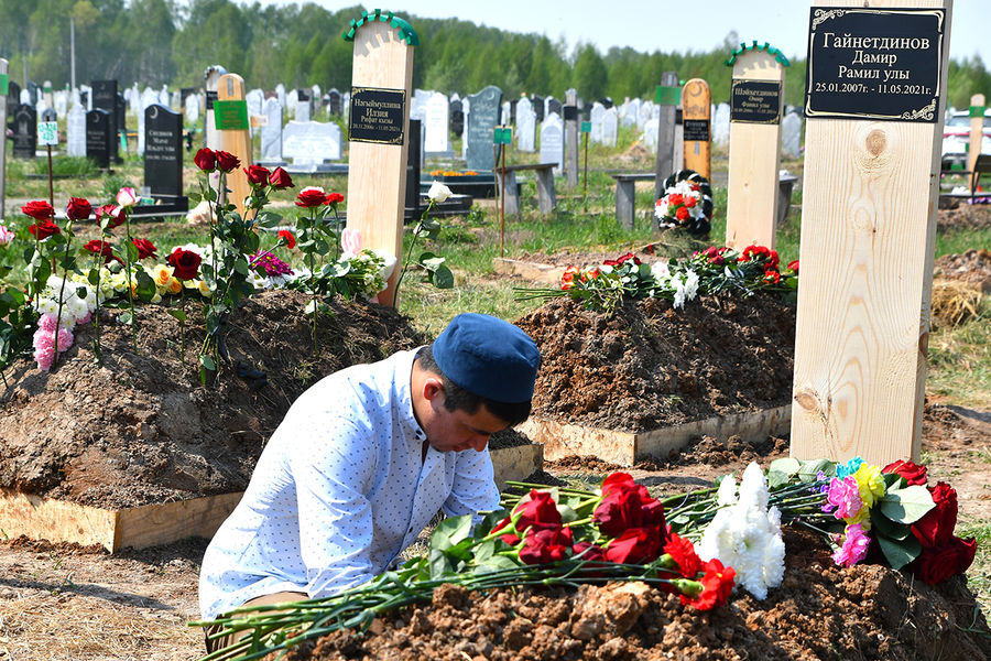 Похороны погибших в&nbsp;результате стрельбы в&nbsp;школе №175 в&nbsp;Казани, 12&nbsp;мая 2021&nbsp;года