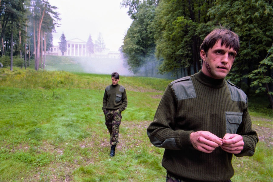 Герой Вдовиченкова в&nbsp;сериале <b>&laquo;Звездочет&raquo; (2004)</b> &mdash; молодой аферист Сергей Чумаков, живущий по&nbsp;чужим документам в&nbsp;Праге вместе с&nbsp;девушкой Леной. Когда Чумаков пытается продать поддельное яйцо Фаберже, к&nbsp;нему в&nbsp;руки случайно попадает дорогая ручка. Она оказывается контейнером со сверхсекретной информацией, которая вовлекает героя в&nbsp;противостояние спецслужб разных стран.