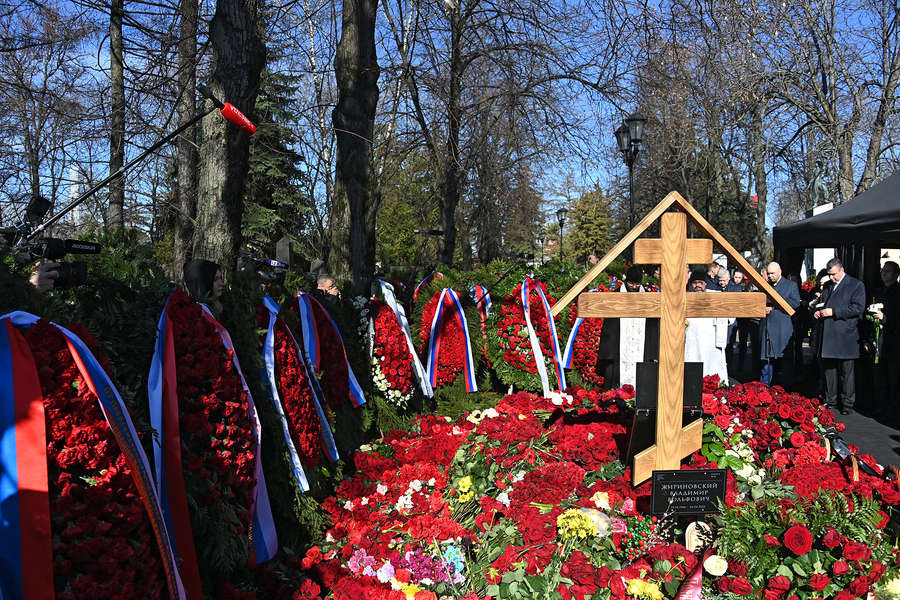 Поминки по&nbsp;лидеру ЛДПР Владимиру Жириновскому на&nbsp;Новодевичьем кладбище в&nbsp;Москве, 14&nbsp;апреля 2022&nbsp;года