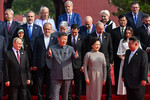 Президент РФ Владимир Путин, председатель КНР Си Цзиньпин, супруга председателя КНР Пэн Лиюань и лидер КНДР Ким Чен Ын (слева направо) во время совместного фотографирования глав иностранных делегаций перед военным парадом по случаю 80-й годовщины Победы китайского народа в войне сопротивления Японии и окончания Второй мировой войны в Пекине, Китай, 3 сентября 2025 года