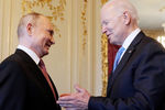 Президент России Владимир Путин и президент США Джо Байден во время встречи в рамках российско-американского саммита на вилле Ла-Гранж в Женеве, 16 июня 2021 года