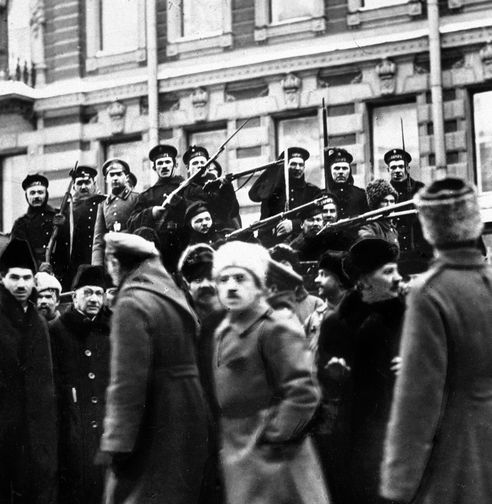 Матросы с крейсера «Аврора» присоединяются к восставшему народу во время Февральской революции. Петроград, 1917 год