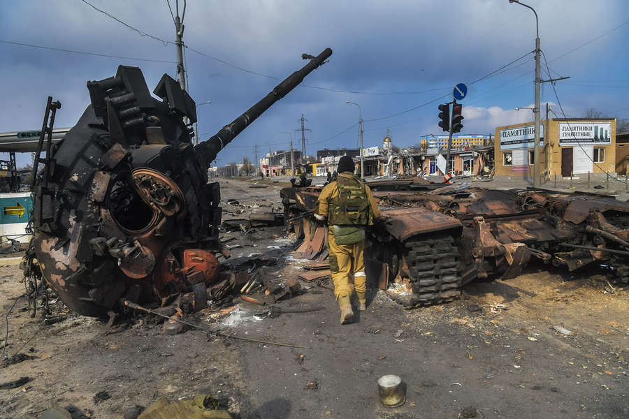 Боец Народной милиции ДНР у&nbsp;подбитого танка армии ДНР на&nbsp;улице Куприна в&nbsp;Мариуполе, март 2022&nbsp;года