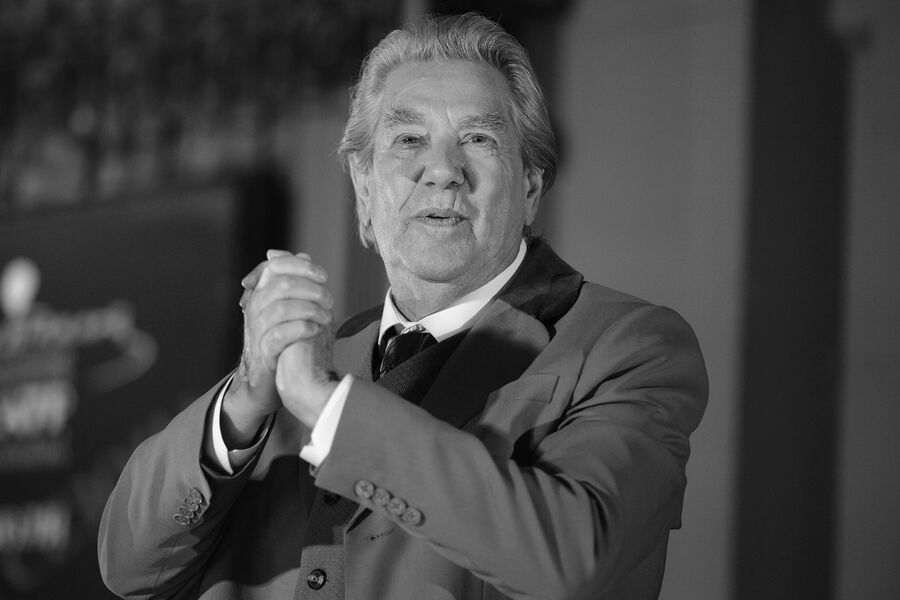 <b>Алексей Кузнецов (14 мая 1941 &mdash; 5&nbsp;июля 2023)</b> &mdash; советский и российский актер, режиссер, театральный педагог, профессор кафедры сценической речи Театрального института им. Бориса Щукина, заслуженный артист РСФСР, заслуженный деятель искусств РФ. Трудился в&nbsp;Театре имени Вахтангова более 55&nbsp;лет и сыграл около&nbsp;50 ролей. Одна из&nbsp;его наиболее известных работ в&nbsp;кино &mdash; роль герцога Бэкингема в&nbsp;трехсерийном фильме &laquo;Д'Артаньян и три мушкетера&raquo;.