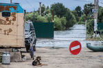 В блокированный водой Хабаровск идут пожертвования. По данным администрации города, на социальный счет поступило 6,3 млн рублей. «Эти средства станут значительной поддержкой для хабаровчан, пострадавших от наводнения. На эти деньги им помогут вернуть жизнь в привычное русло, восстановить разрушенный наводнением быт»,— говорится в сообщении пресс-службы мэрии.