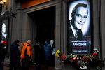 Люди около театра Вахтангова в Москве во время церемонии прощания с Василием Лановым, 1 февраля 2021 года