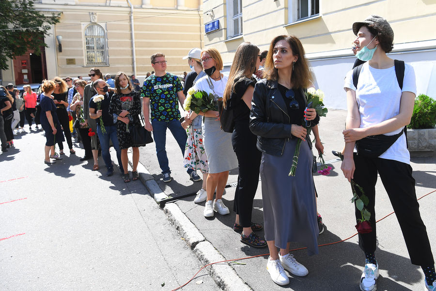 Очередь во время церемонии прощания с&nbsp;президентом факультета журналистики МГУ Ясеном Засурским, умершим 1&nbsp;августа на&nbsp;92-м году жизни, в&nbsp;дворике журфака МГУ. 