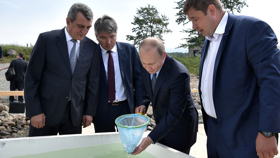 Президент РФ Владимир Путин принимает участие в&nbsp;церемонии выпуска в&nbsp;Байкал молоди омуля в&nbsp;Байкальском государственном природном биосферном заповеднике. Справа &mdash; начальник Байкальского филиала ФГБУ &laquo;Главрыбвод&raquo; Леонид Михайлик. Слева направо &mdash; полномочный представитель президента РФ в&nbsp;Сибирском федеральном округе Сергей Меняйло и временно исполняющий обязанности главы Республики Бурятия Алексей Цыденов