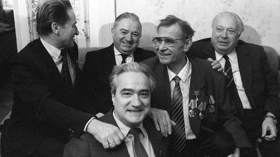 Слева направо: Алексей Парамонов, Никита Симонян, Николай Озеров и Георгий Саркисьянц (на первом плане) и Лев Яшин, 1990 год