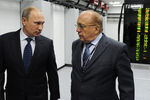  Президент России Владимир Путин и ректор МГУ имени М.В.Ломоносова, академик Виктор Садовничий во время осмотра нового суперкомпьютерного центра Московского университета, 2014 год 