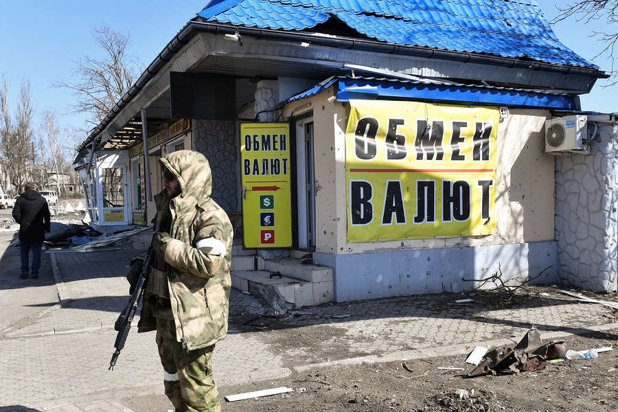 Обмен валют на&nbsp;одной из&nbsp;улиц Волновахи, март 2022&nbsp;год