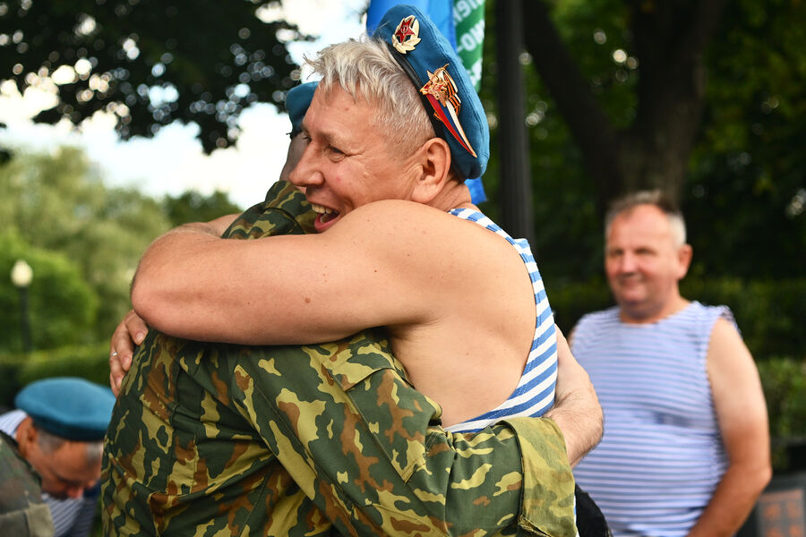 Ветераны-десантники во время празднования Дня Воздушно-десантных войск в&nbsp;Парке Горького в&nbsp;Москве, 2&nbsp;августа 2024&nbsp;года