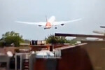 Самолет Boeing Dreamliner во время падения в Ахмадабаде, Индия, 12 июня 2025 года