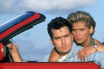 Актеры Чарли Шин и Кристи Суонсон в фильме<b> «Погоня» (1994)</b><br>
В этом комедийном боевике Чарли Шин сыграл парня по имени Джек, несправедливо осужденного на 25 лет тюрьмы за ограбление банка. Ему удается совершить побег, но, столкнувшись с полицией в магазине, он берет в заложницы одну из посетительниц (Кристи Суонсон) и бежит уже вместе с ней. По закону жанра девушка начинает испытывать сочувствие к беглецу.
