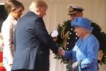 Президент США Дональд Трамп с супругой Меланьей во время встречи с королевой Великобритании Елизаветой II в Виндзорском замке, 13 июля 2018 года