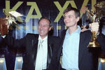 2003 год. Актеры Олег и Филипп Янковские на торжественной церемонии вручения ежегодных национальных кинематографических премий «Ника». Олег Янковский получил приз в номинации «Лучшая мужская роль» за роль в фильме «Любовник». Его сын Филипп получил премию в номинации «Открытие года»